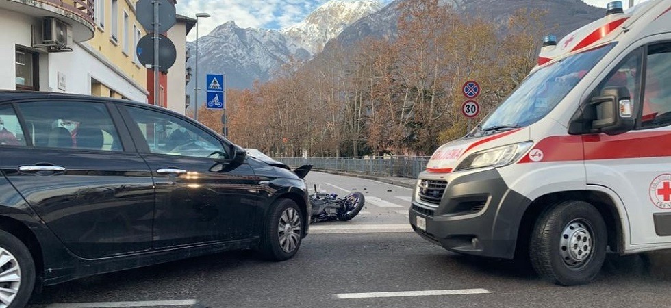 Scontro auto-moto, centauro sbalzato sull’asfalto: notevoli disagi alla viabilità
